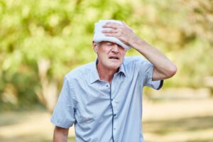 Canicule : comment protéger votre parent âgé quand vous n’êtes pas sur place ?