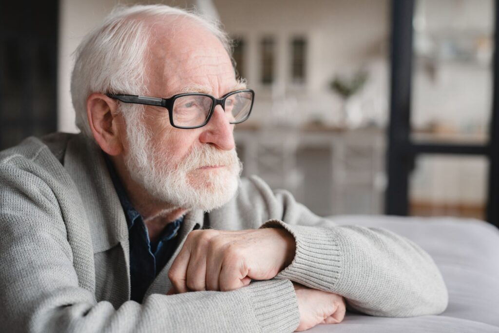 Senior désorienté dans le temps à cause de l'été