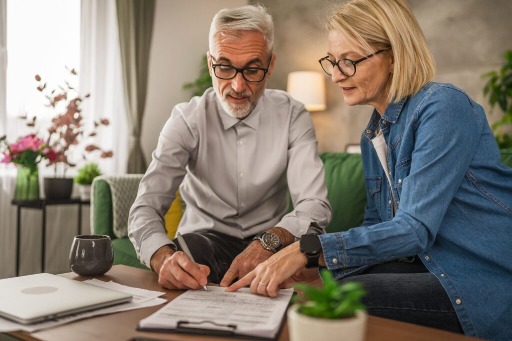 frère et soeur organisant l'aide à domicile pour un parent âgé