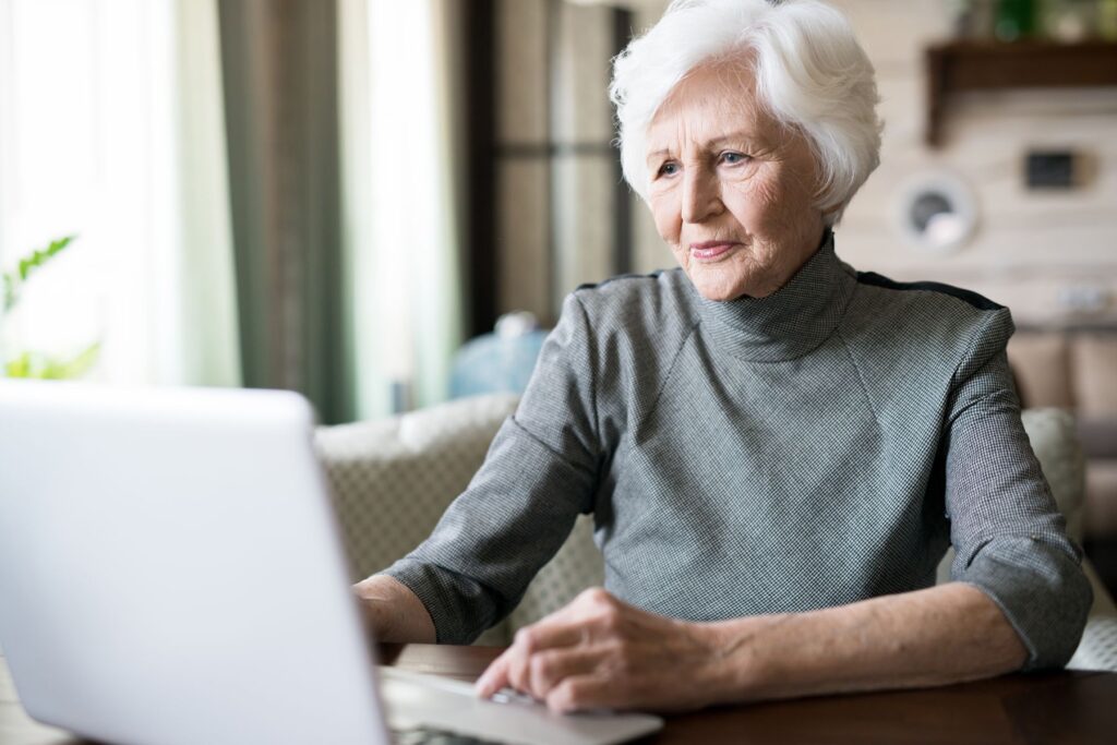 Senior découvrant les EHPAD sur ViaTrajectoire