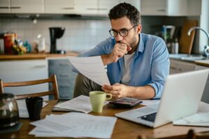 Aidant familial à temps plein : quelles aides pour éviter le burn-out financier ?