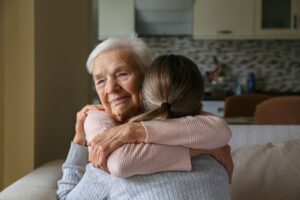 Partir sans culpabiliser : 5 solutions pour ne pas laisser votre parent seul tout l’été