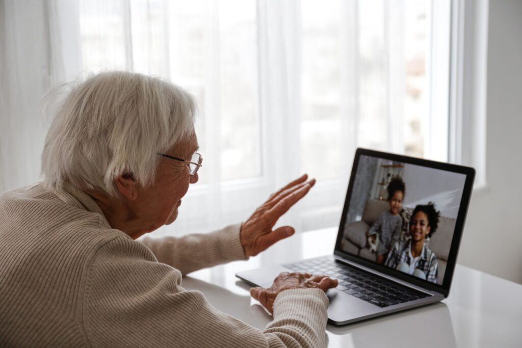 Aidante prenant des nouvelles de son proche en appel vidéo
