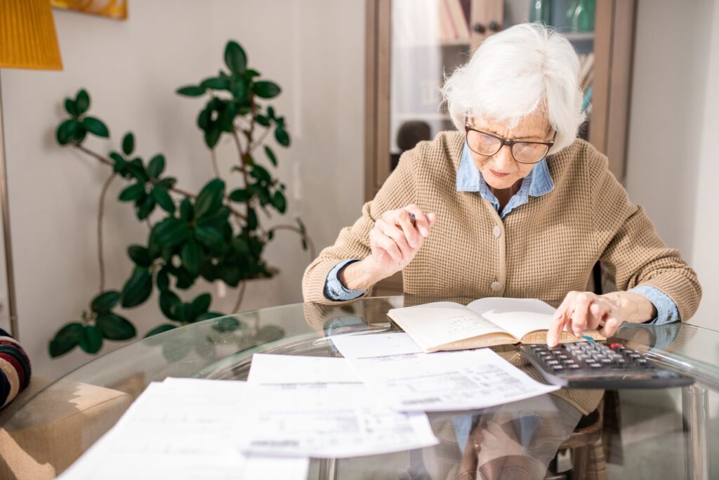 Senior qui calcule le coût d'un hébergement temporaire