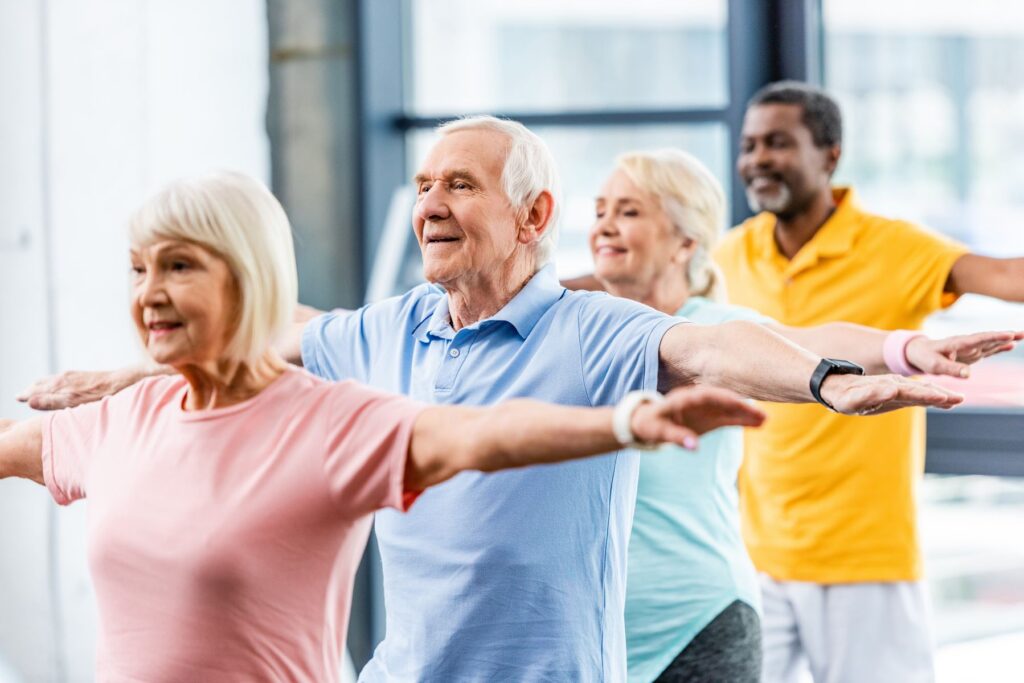 seniors faisant une séance de sport dans une résidence autonomie