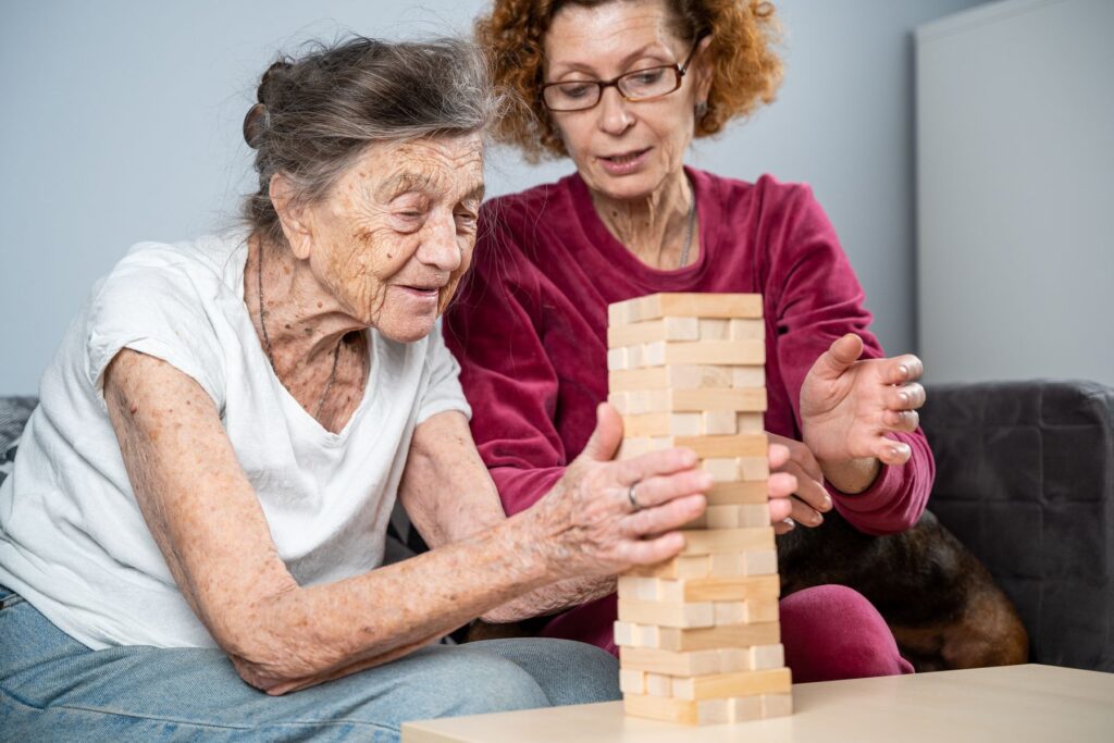 Aidante qui cherche à maintenir la stimulation de son proche atteint d'Alzheimer