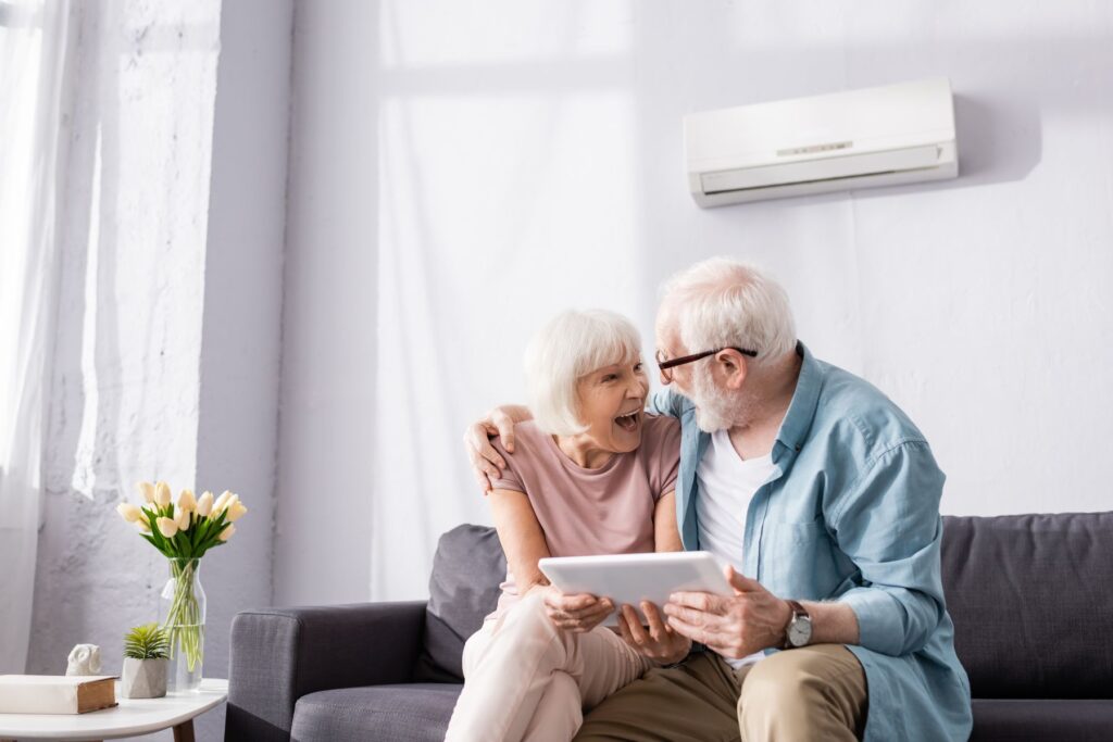 Seniors qui on fait installer une climatisation fixe grâce à MaPrimeAdapt'