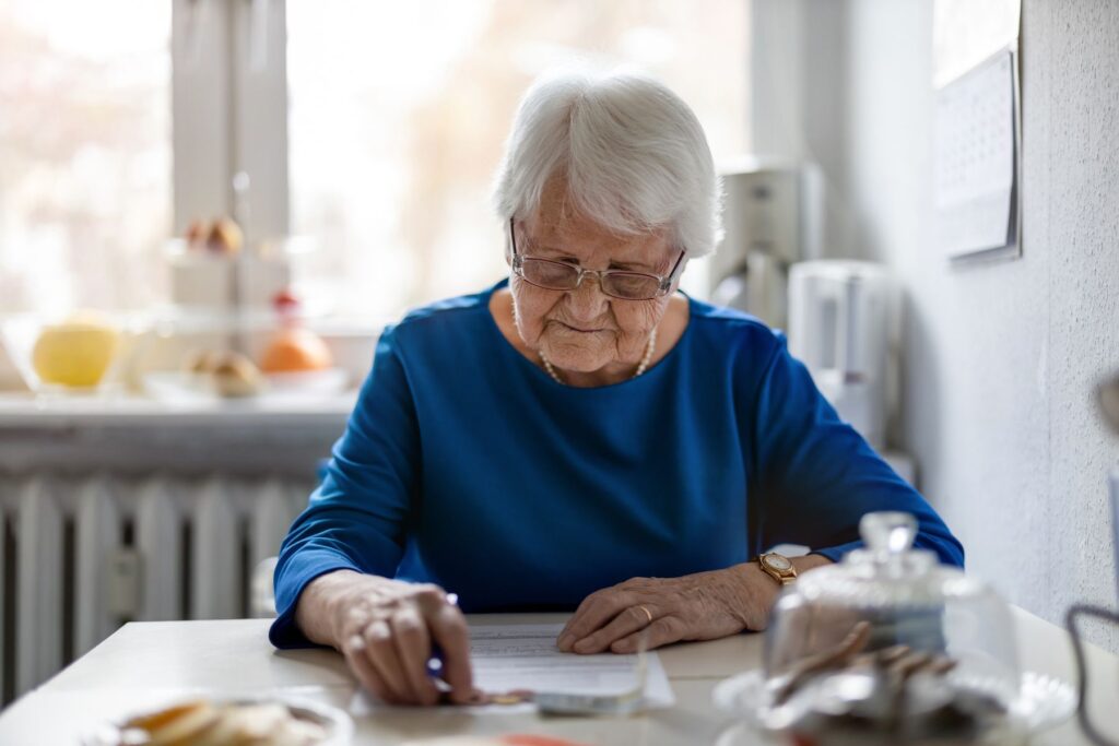 Senior effectuant les démarches pour une demande d'hébergement temporaire