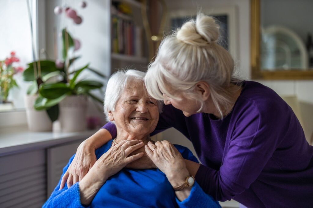 femme aidant seule sa mère âgée