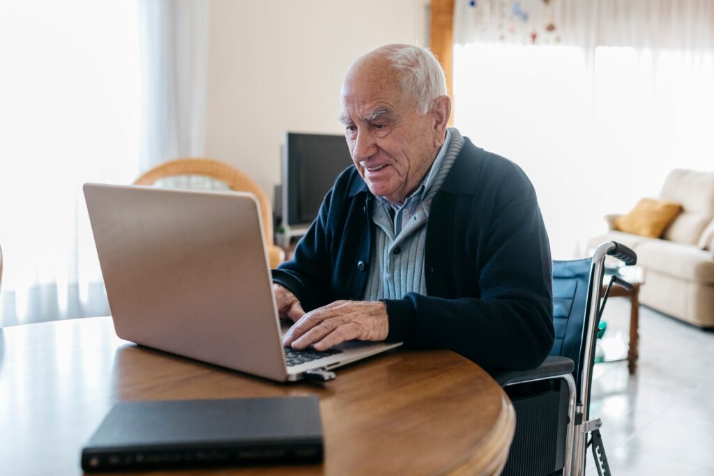 Senior qui se renseigne sur les températures et alertes