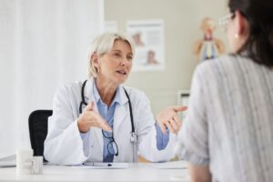 « Madame, c’est nous qui décidons » ce qu’un aidant doit savoir pour faire respecter ses droits face aux médecins