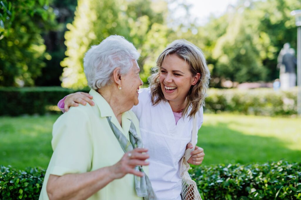 senior faisant en promenade à l'ombre en été