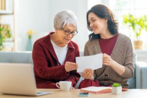 Démence accueil en unité protégée ou maintien à domicile Voici les 5 grandes différences clés