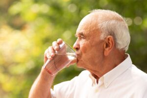 Canicule, isolement, chutes : prévenir les risques pour une personne âgée seule l’été