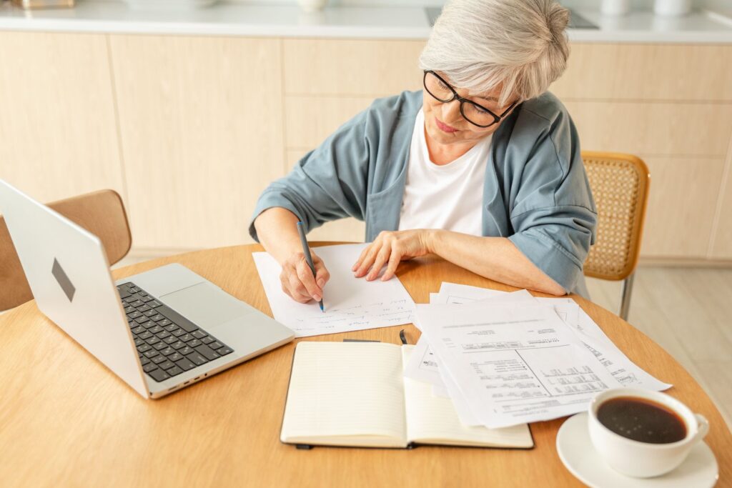 Senior cherchant à comprendre l'APA et le GIR