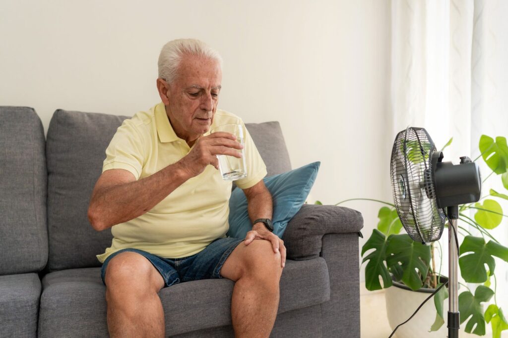 Senior essayant de se rafraîchir pendant de fortes chaleurs