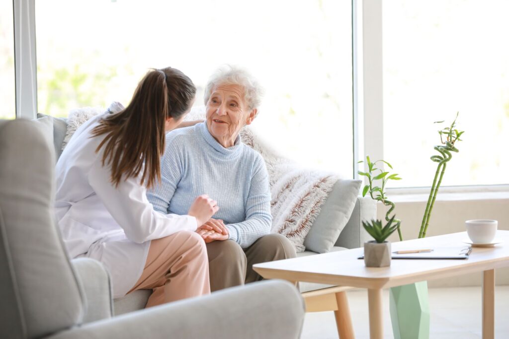 Senior qui profite de l'accompagnement en accueil temporaire en EHPAD