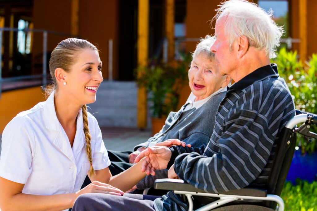 seniors en EHPAD avec une aide soignante