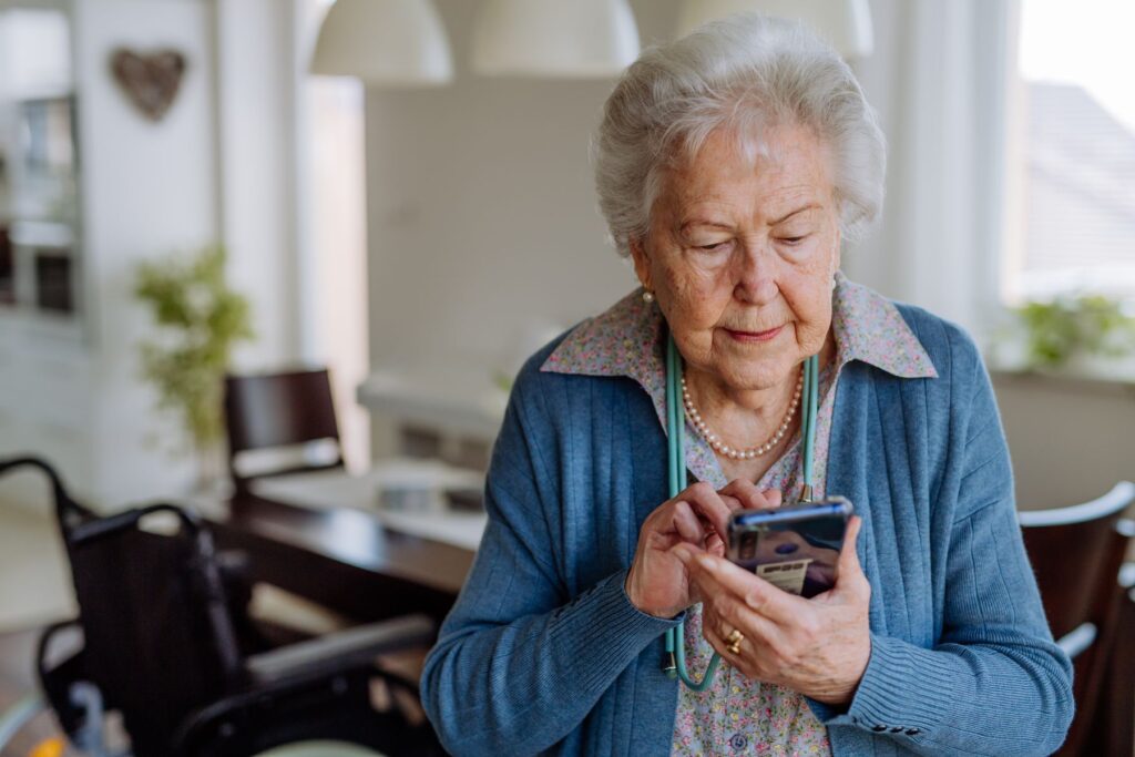 Senior qui contacte le numéro vert