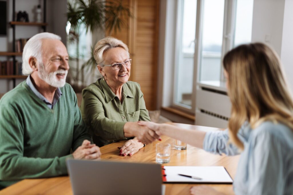 Seniors qui consultent les points d'informations locaux
