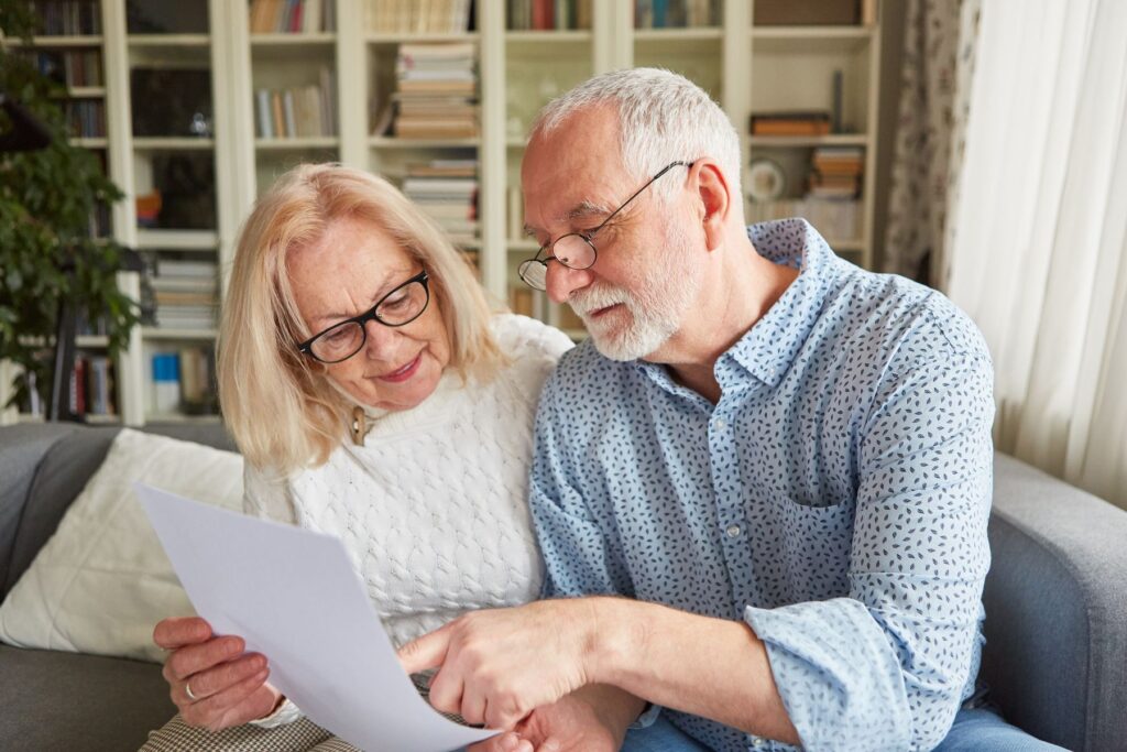Seniors qui se renseignent sur le cadre légal de l'obligation alimentaire