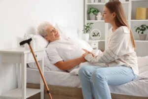 Répit ponctuel ou hébergement temporaire : comment choisir selon l’état de votre parent ?