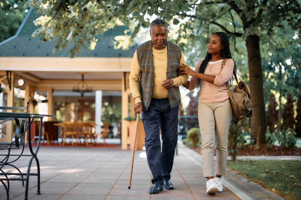 Senior faisant une promenade avec son proche