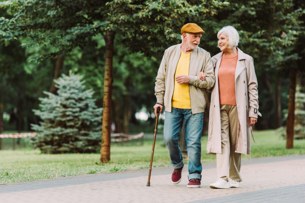 seniors marchant avec difficulté