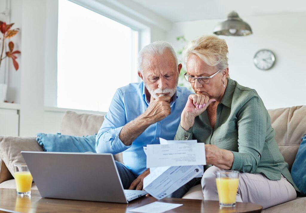 seniors découvrant les prix en village senior