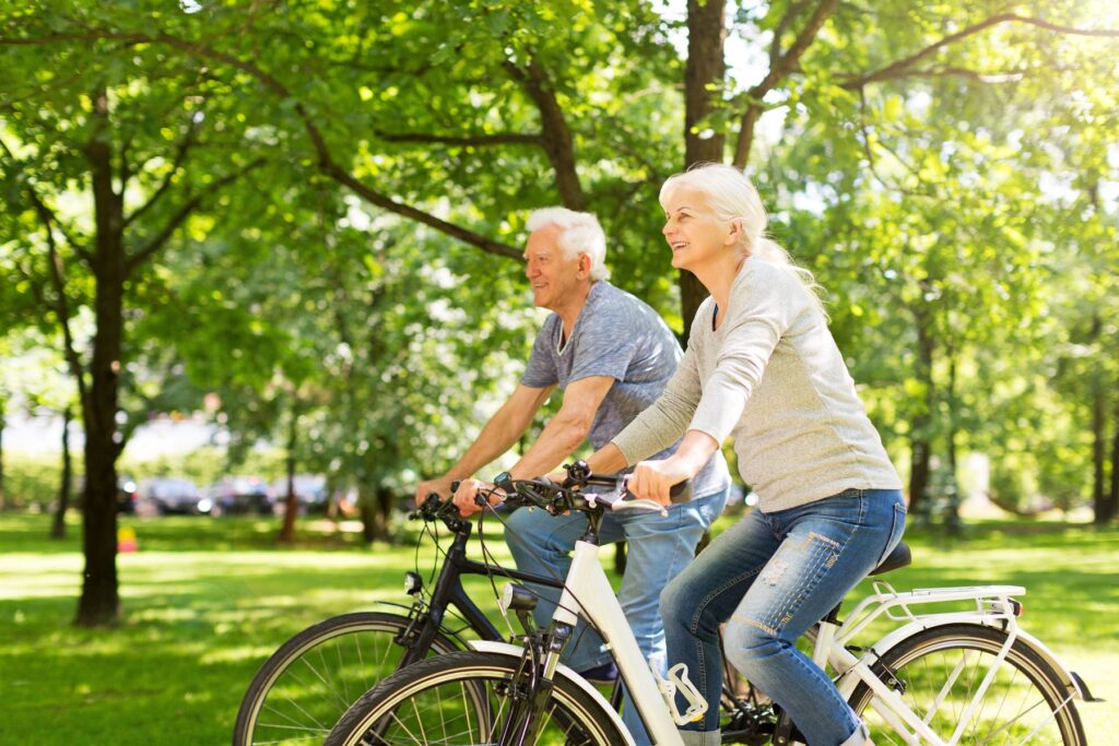 couple de seniors indépendants qui vivent en village senior