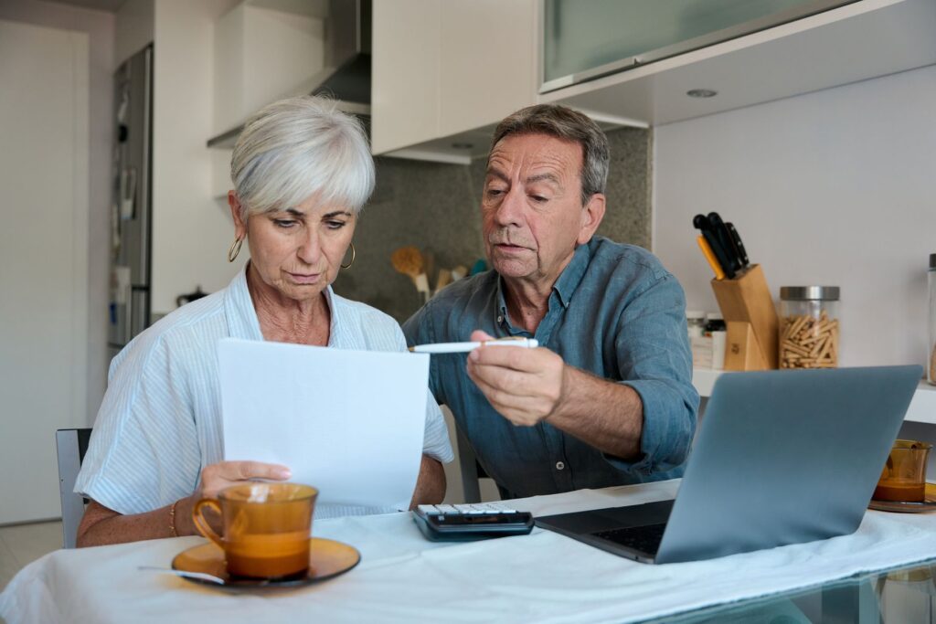 Seniors qui calculent les avantages fiscaux dont ils bénéficient
