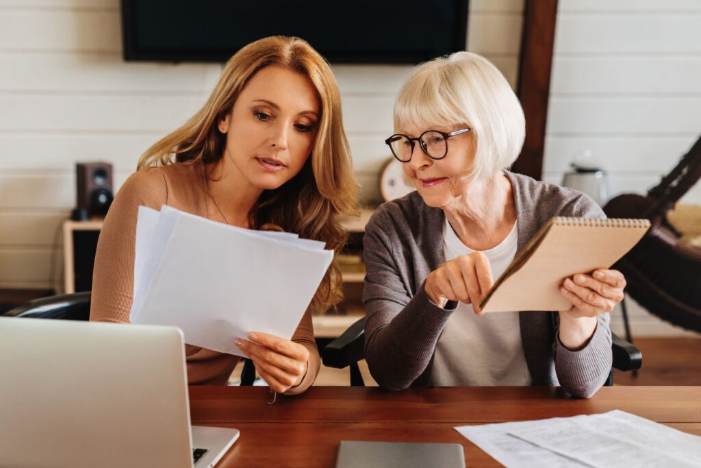 Senior qui se renseigne sur la prescription quinquennale et ses limites