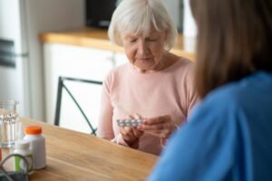 Canicule : ces médicaments souvent prescrits aux seniors qui peuvent favoriser la déshydratation