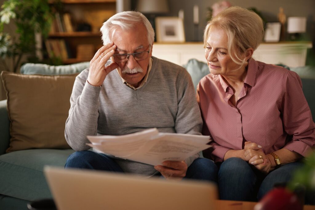 Couple de seniors regardant les tarifs, accès et aides