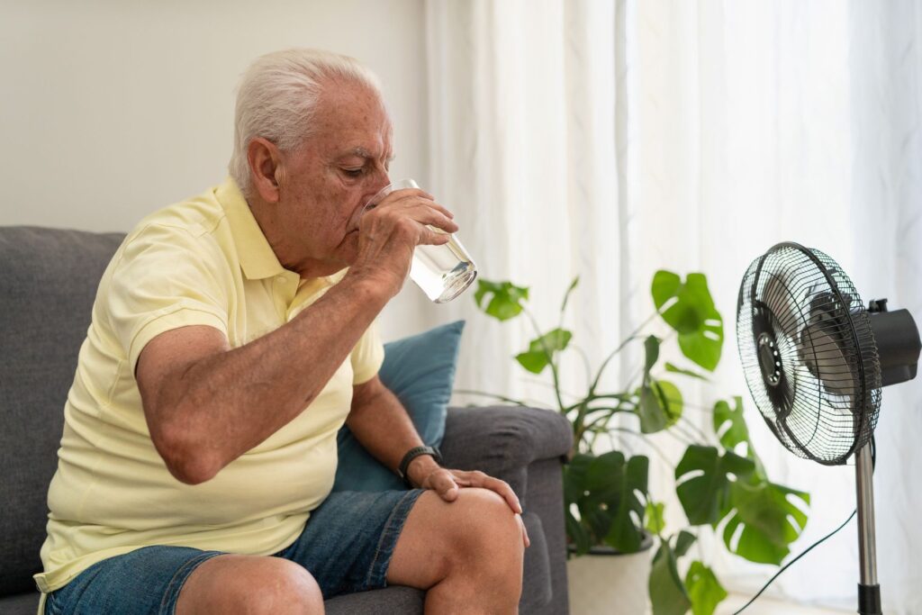 Senior de plus de 75 ans subisssant la canicule
