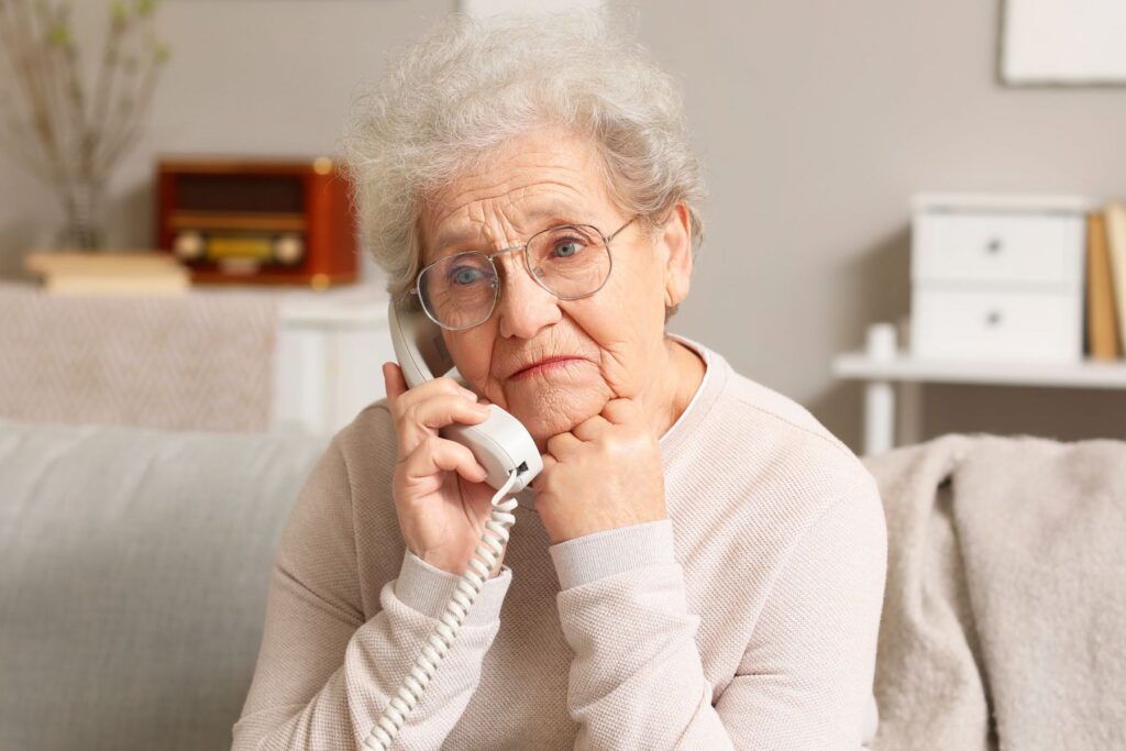 Senior contactant l'un des numéros utiles