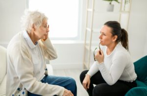 Votre parent âgé refuse toute visite ou activité ? Ce que cache ce refus et comment recréer du lien