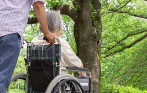 Canicule : actions, aides et lieux frais pour les seniors dans les 14 départements concernés