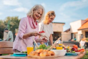 Quels sont les avantages et les inconvénients des villages seniors