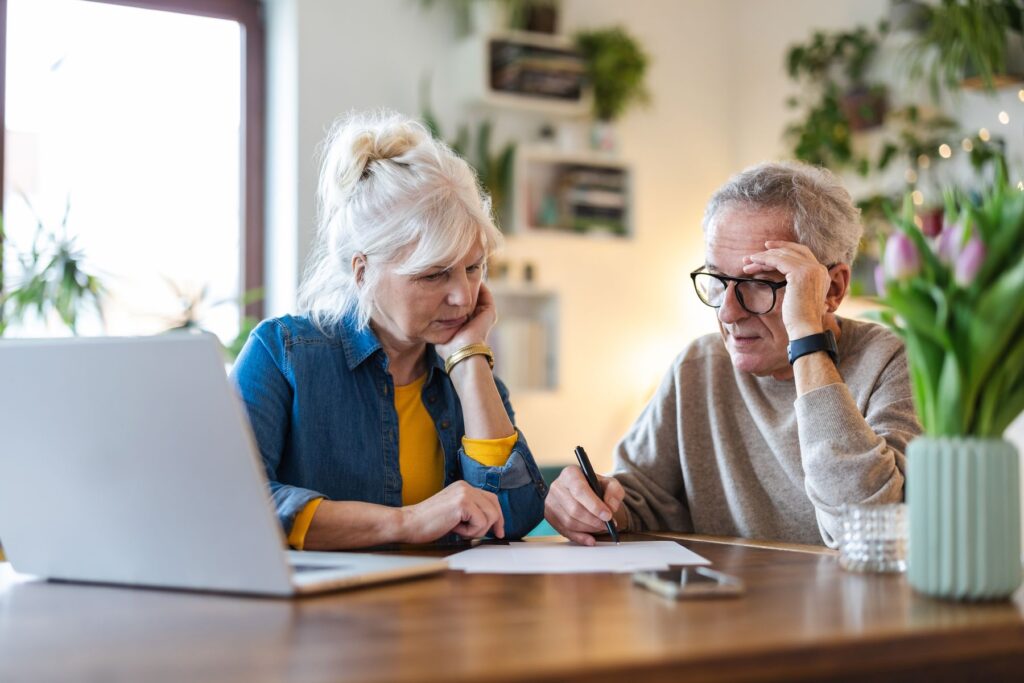 couple de seniors calculant le montant du loyer en village senior