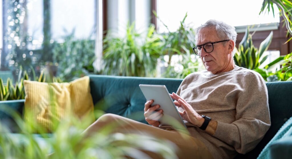 senior utilisant la téléassistance dans son logement en village senior