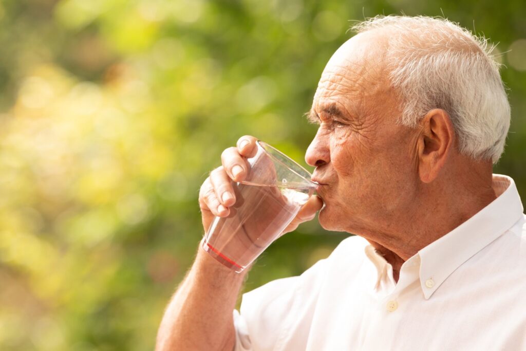 senior faisant attention à rester hydrater en période de canicule