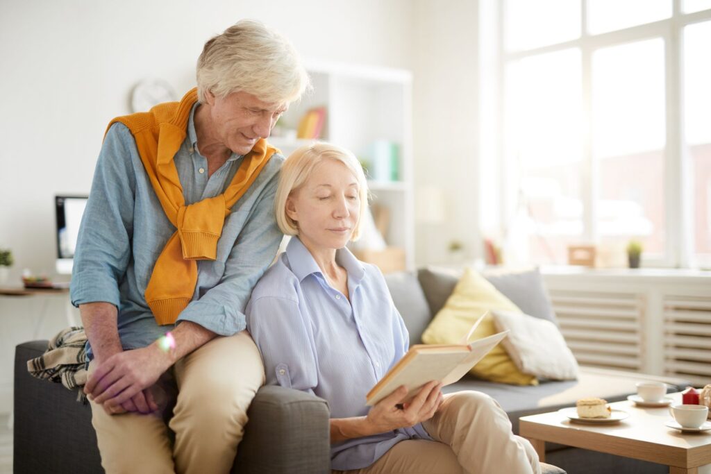 couple de seniors cherchant une solution pour un parent malade qui refuse de parler