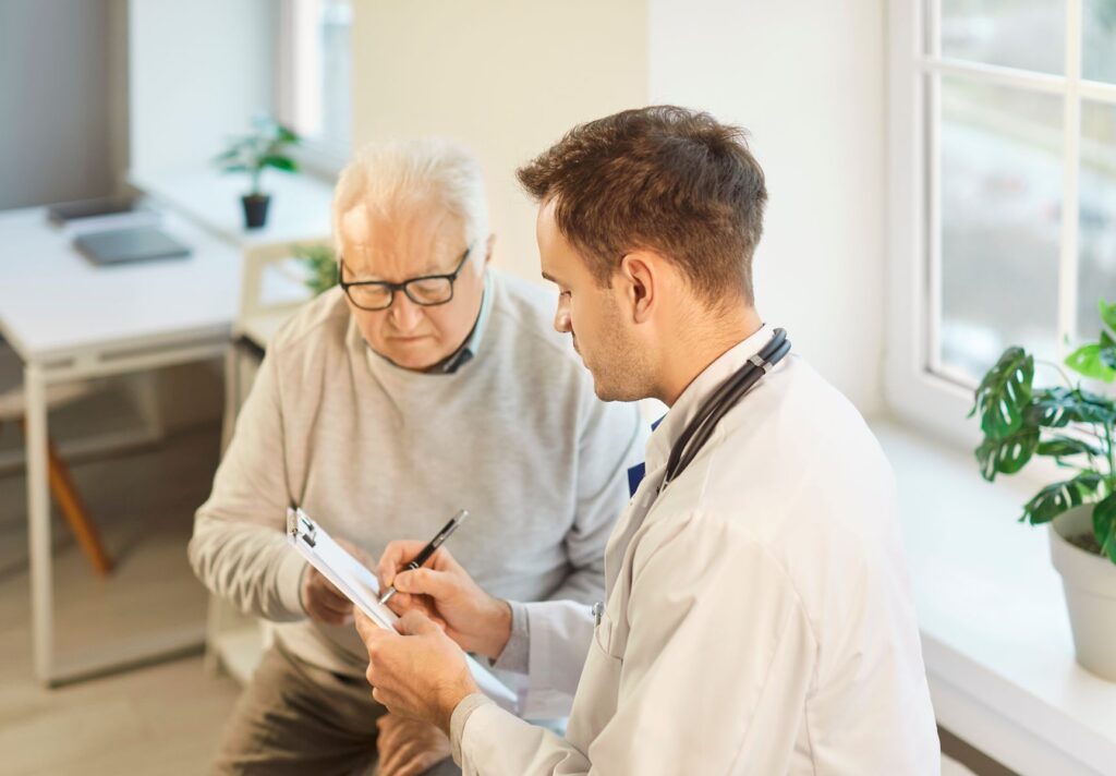Médecin qui explique les facteurs additionnels à considérer