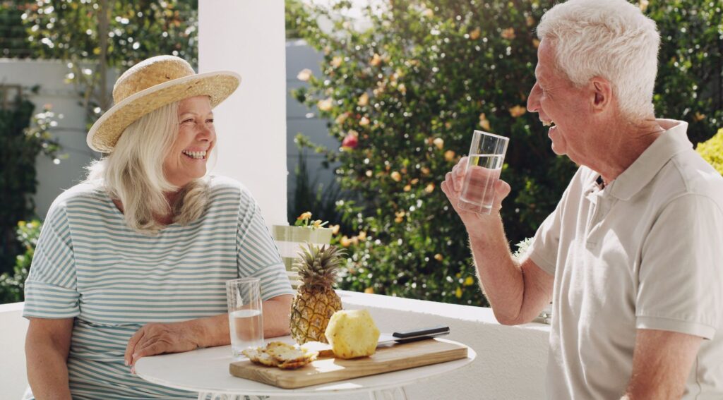 couple de seniors dans leur famille d'accueil