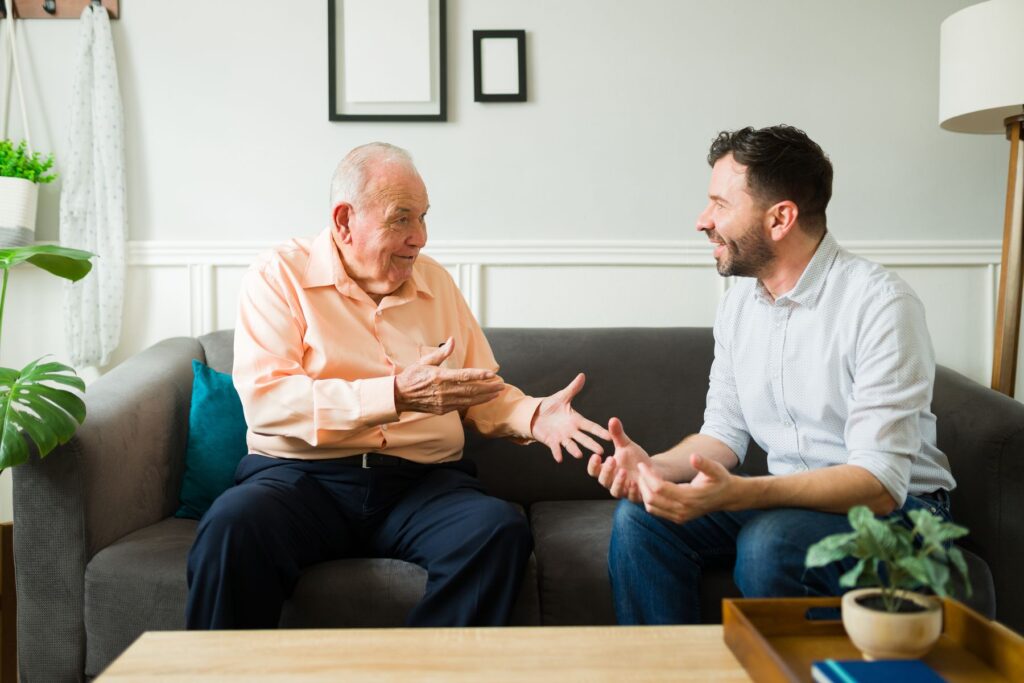 Aidant qui adopte une attitude bienveillante avec son proche