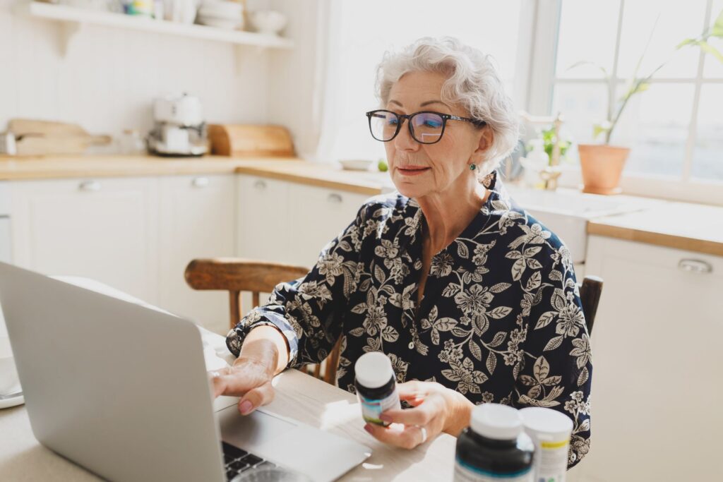 Senior qui prend de la vitamine D et du Calcium