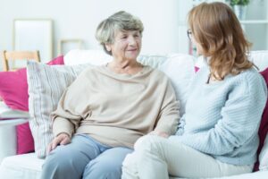Et si votre parent refusait toute aide pendant votre absence ? Stratégies douces pour partir quand même