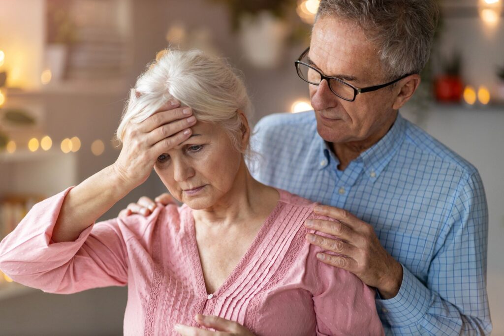 senior présentant des signes de confusion soudaine