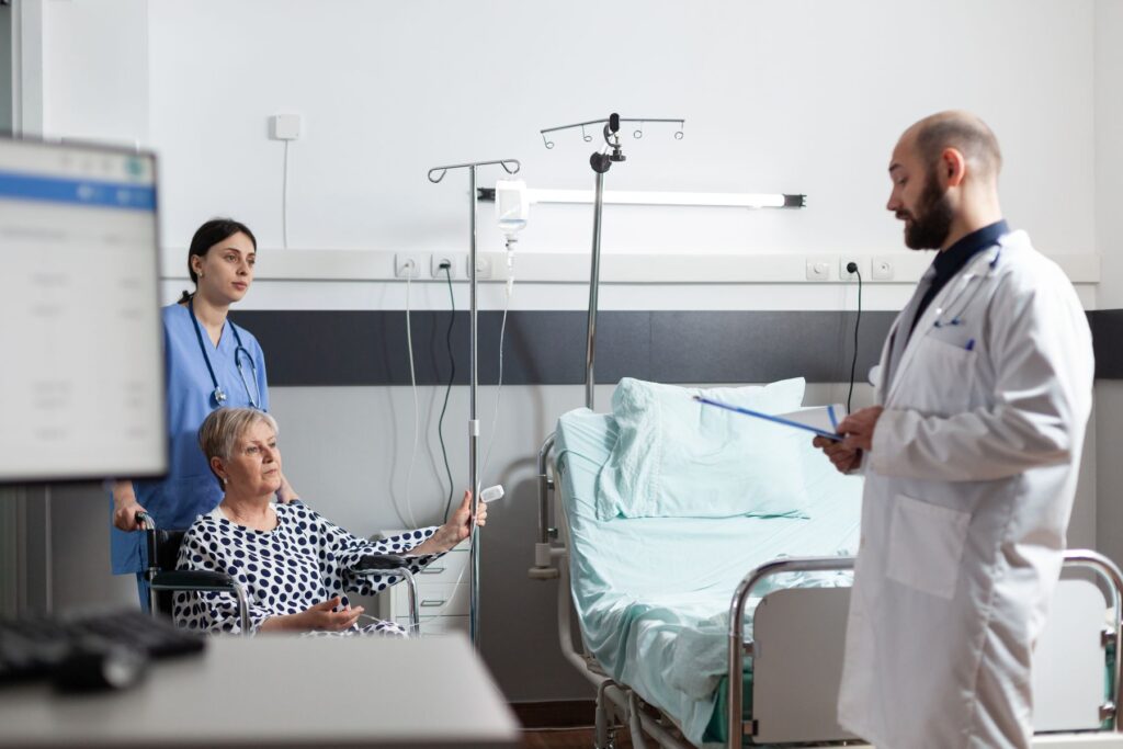 Senior nécessitant une surveillance constante et des soins médicaux réguliers